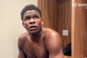 爱德华兹评价库里：在我眼里，他是历史上最伟大的控卫