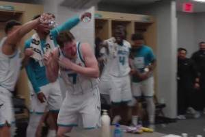 差点玩脱了😂黄蜂全队庆祝，三球险些连桶带水砸克尼佩尔头上！