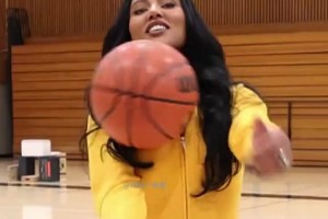 阿耶莎展示了她的花式篮球技巧，斯蒂芬尝试模仿失败🤣...